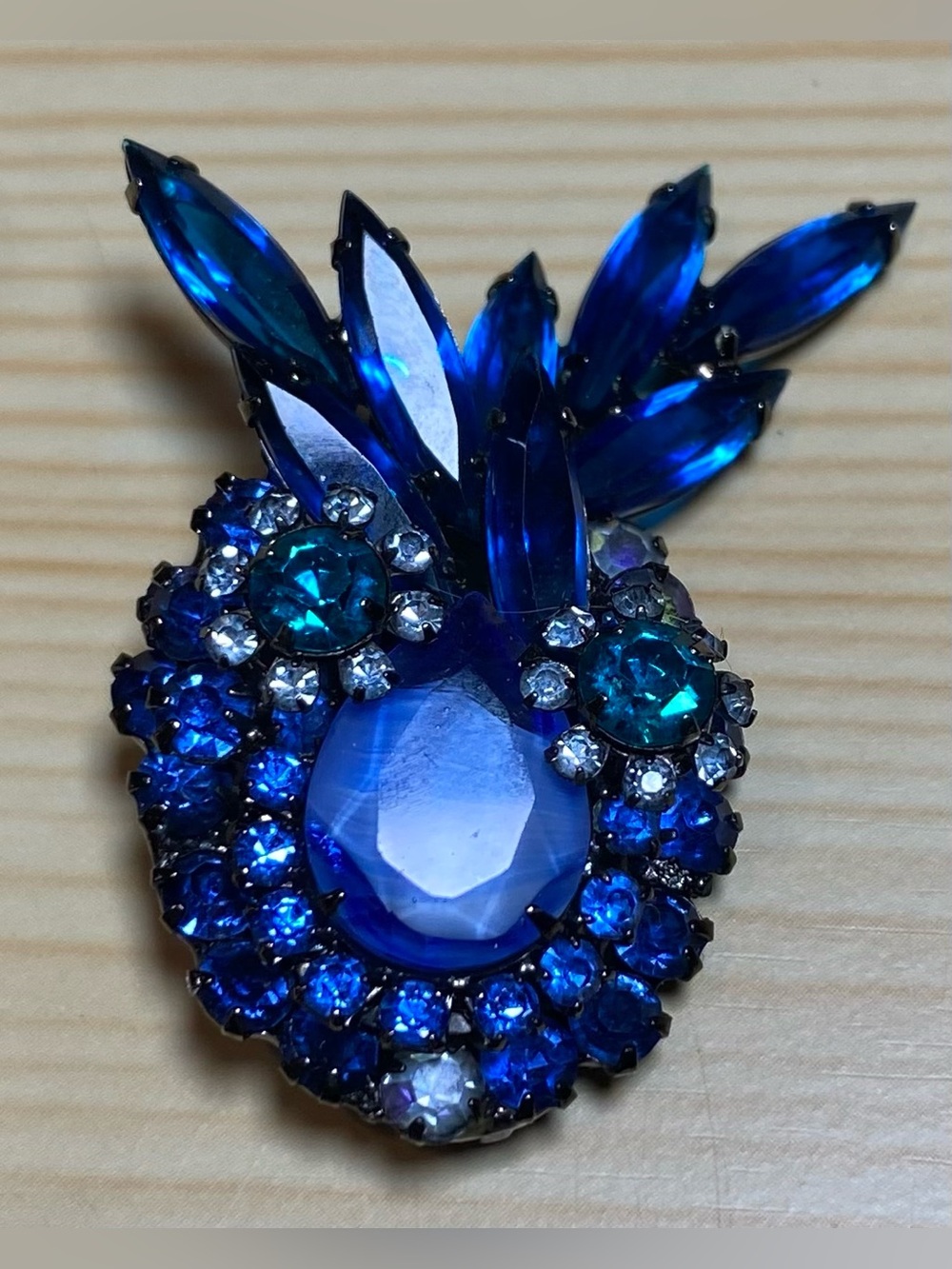 Juliana D&E Japanned Blue AB Rhinestone Brooch Porpyry Glass Vintage Pin Sapphir